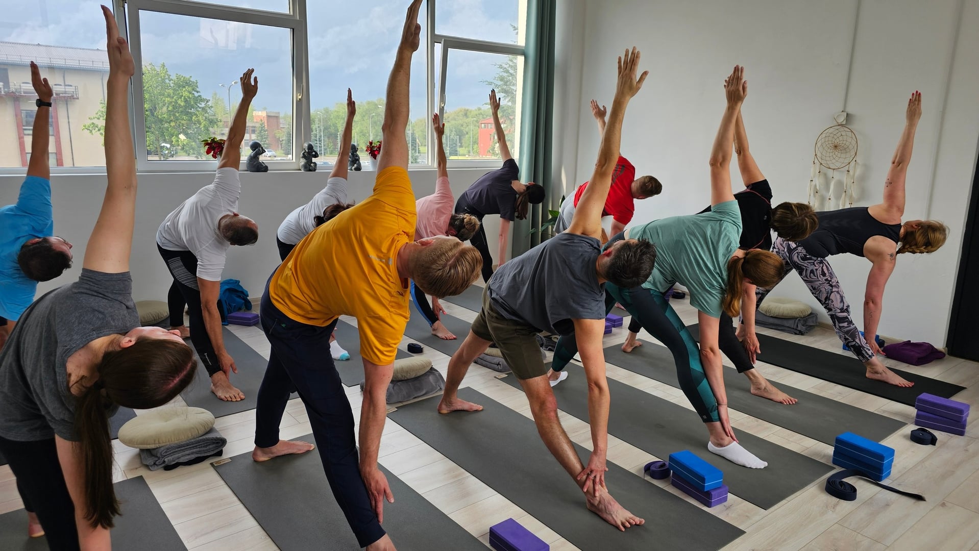Aloittelijoiden ja edistyneiden jooga ryhmät