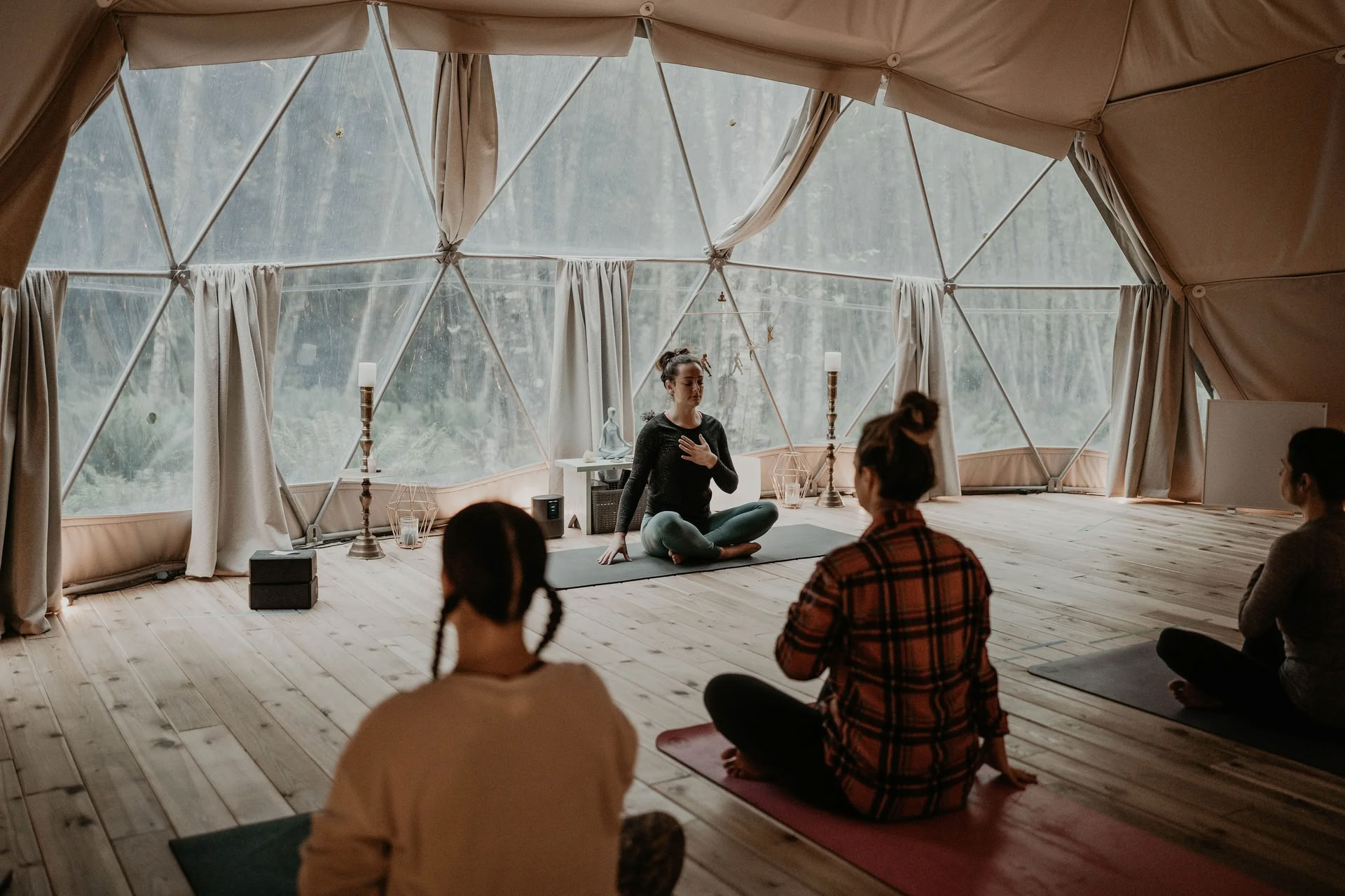 Iltapäivän palauttava retriitti Carolyn Anne Budgellin kanssa | Nectar Yoga