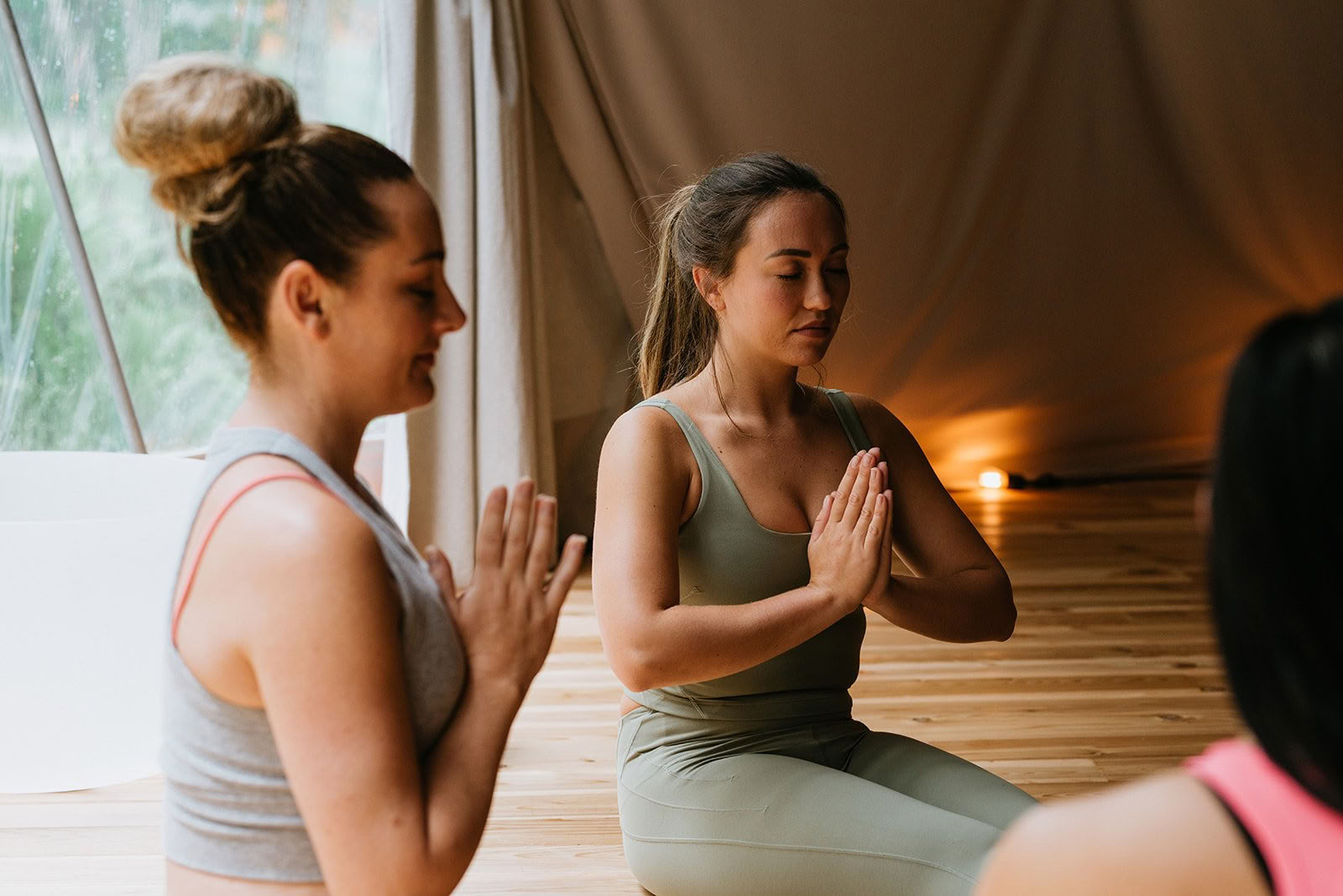 Rakkauden värähtelyjä Jackin, Sooryan, Matthew'n ja Devikin kanssa: yhteisöllinen kirtan-laulanta | Nectar Yoga Bowen Island — Nectar Yoga