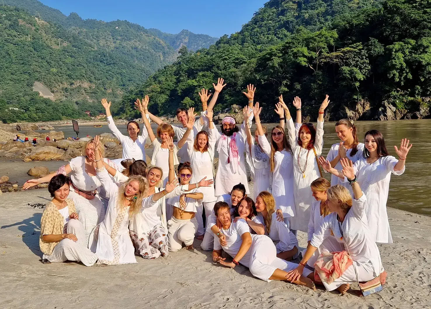 200 tunnin ayurveda-joogaopettajakoulutuskurssi Rishikeshissä