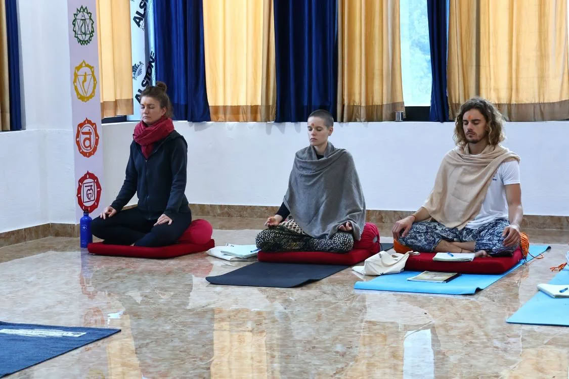 200 tunnin ayurveda-joogaopettajakoulutus Rishikeshissä, Intiassa