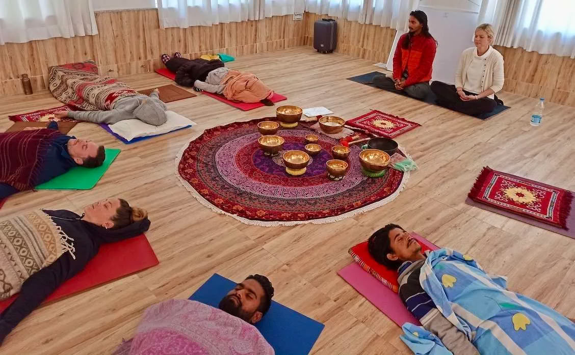 Joogaretriitti Rishikeshissä, Intiassa