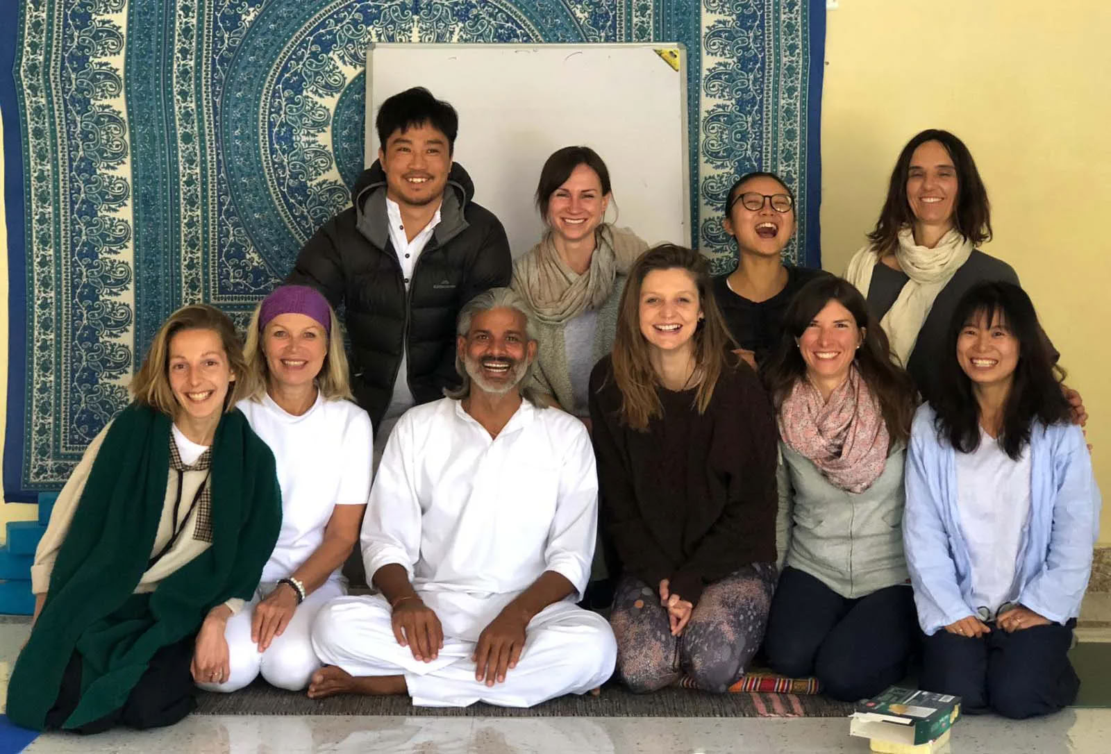 Meditaatioretriitti Rishikeshissä, Intiassa
