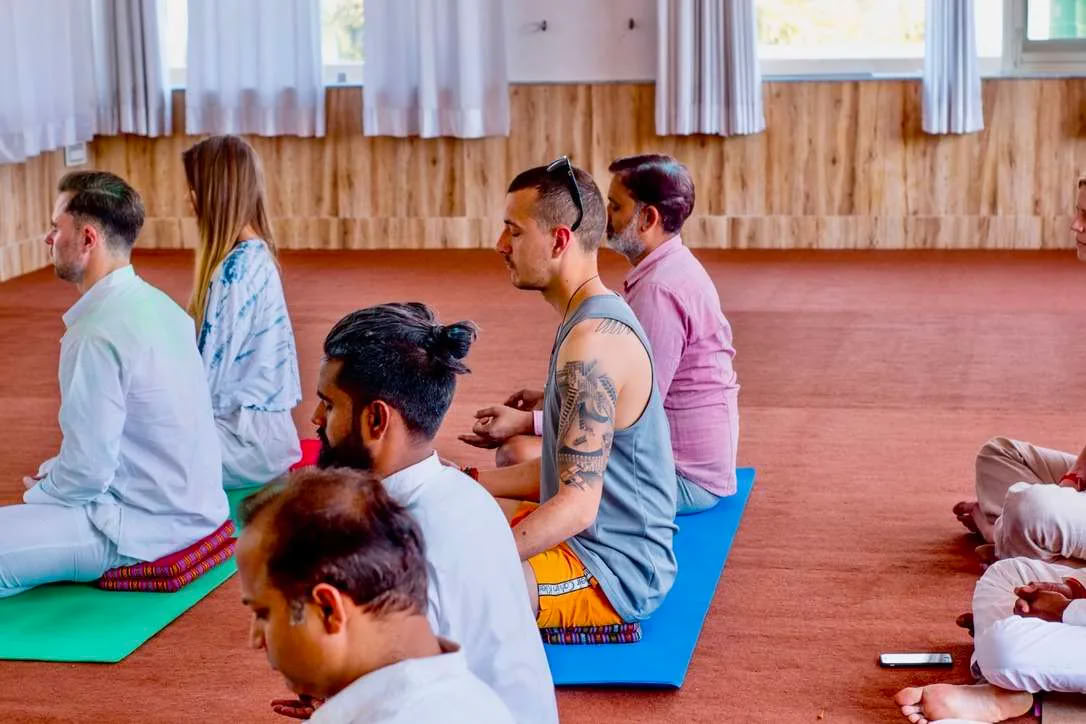 Meditaatioretriitti Rishikeshissä, Intiassa