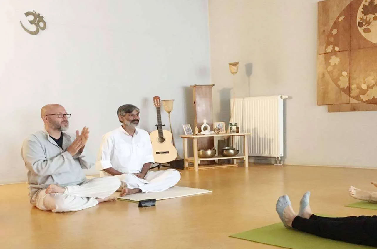 300 tunnin bhakti-joogan opettajakoulutuskurssi Rishikeshissä, Intiassa