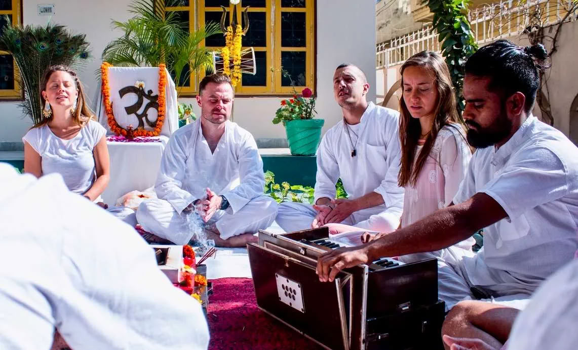 300 tunnin bhakti-joogan opettajakoulutuskurssi Rishikeshissä, Intiassa