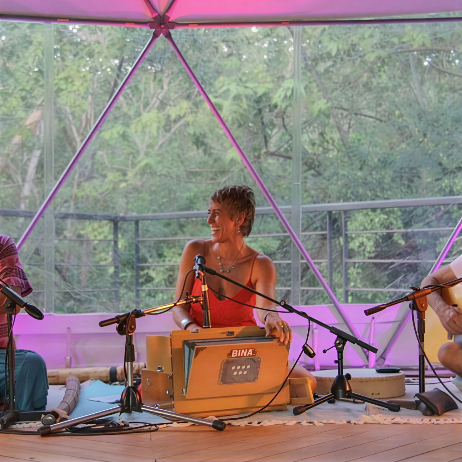 Kirtan-konsertti geodeettisessa kupolissa