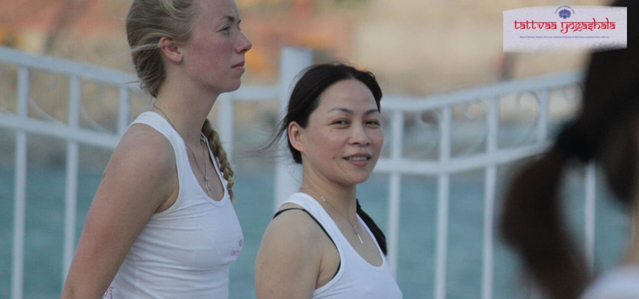 200 tunnin joogaopettajakoulutus Balilla