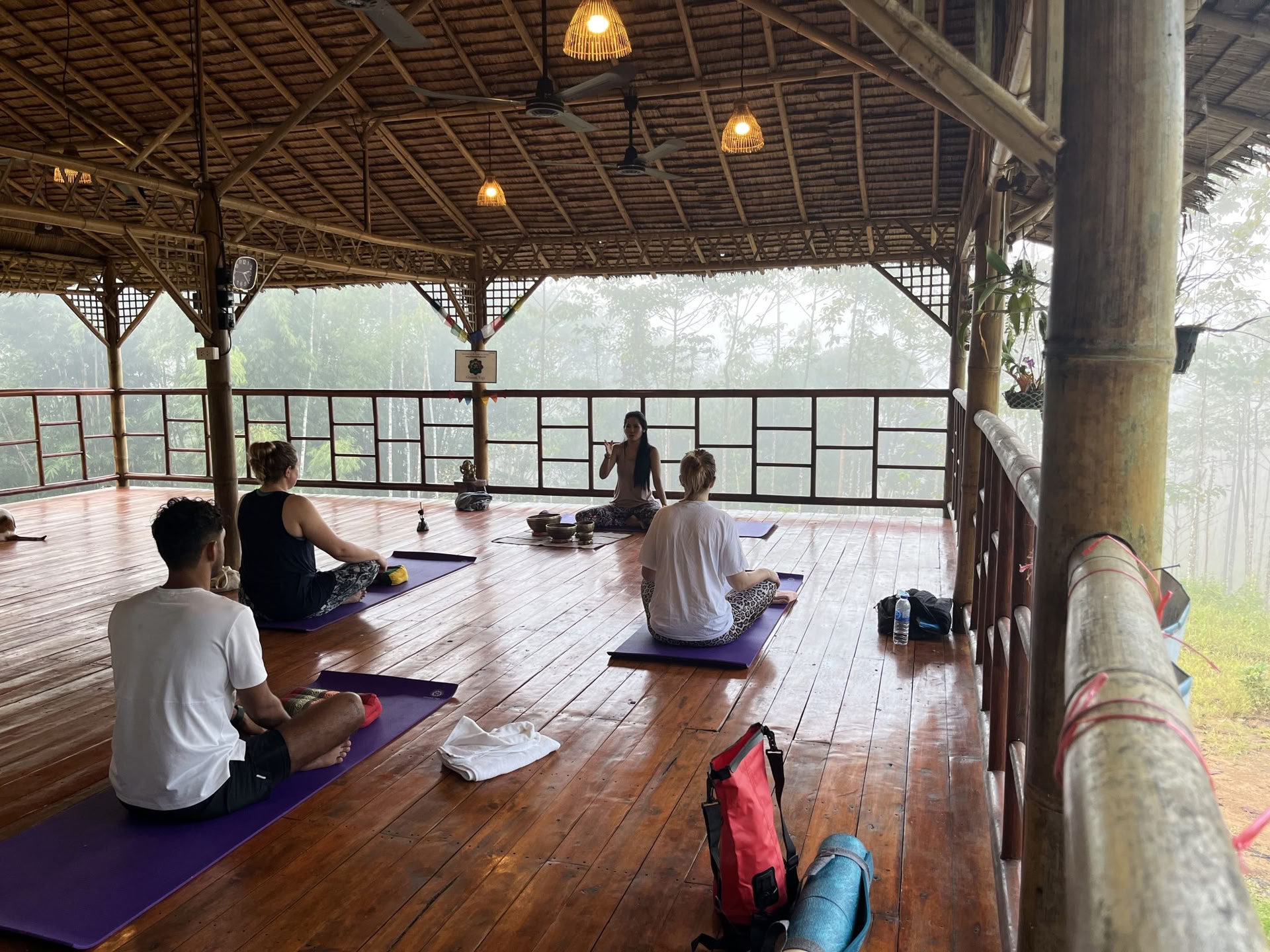 Ryhmäliikunta: Hatha-jooga + thaimaalainen meditaatio