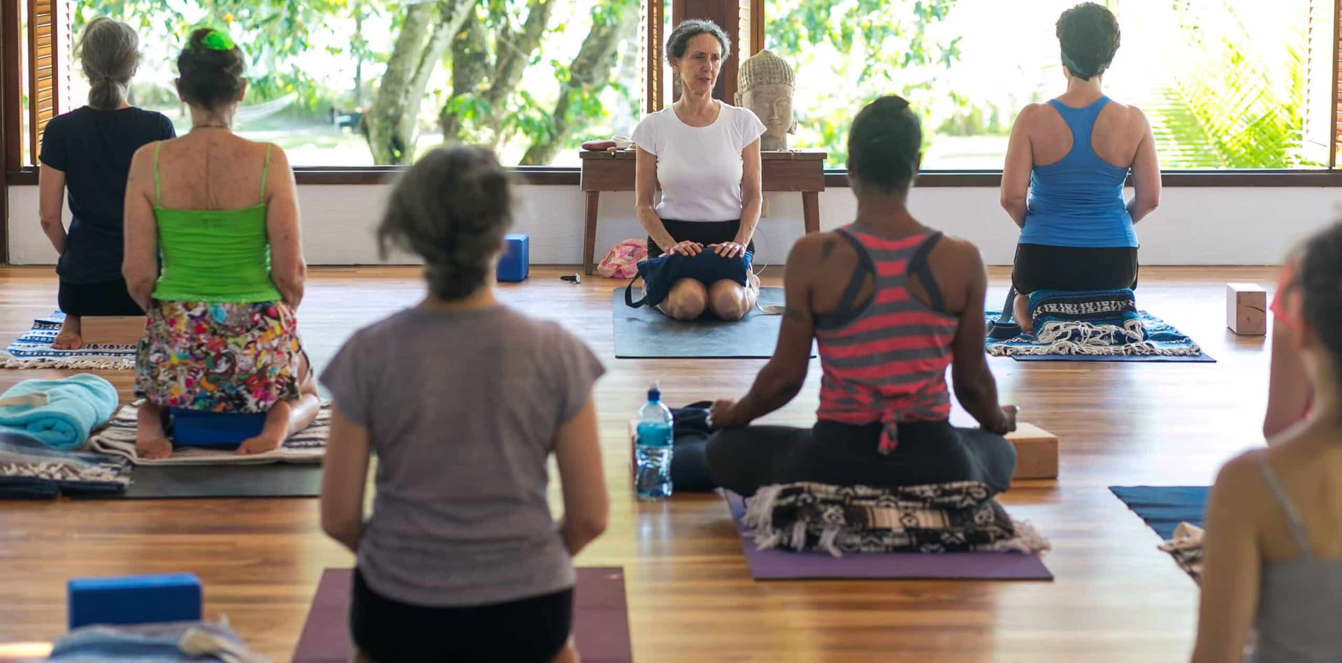 Iyengar-joogaretriitti Genny Kapulerin kanssa