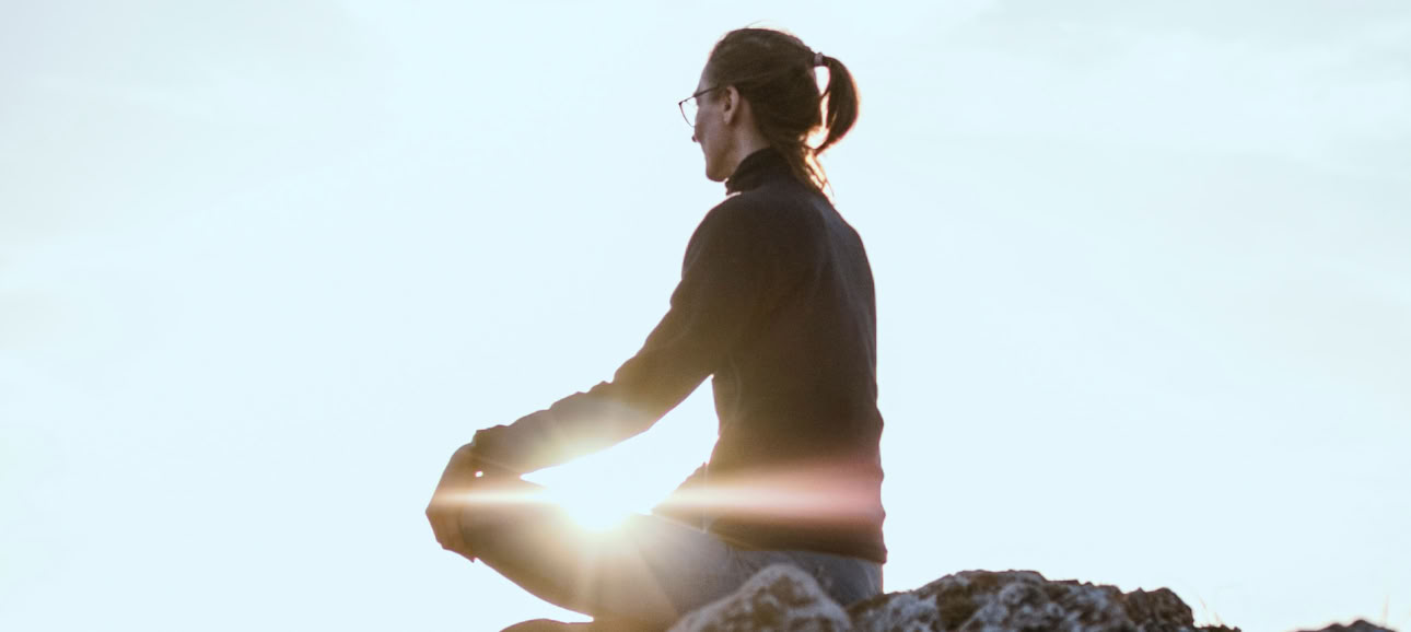 Tietoisen läsnäolon ydin: hiljainen meditaatioretriitti