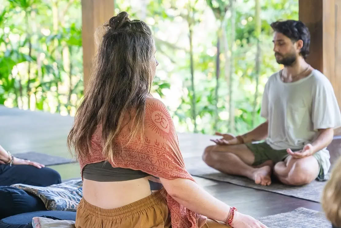Sri Lankan joogan retriitti Aaron Pettyn kanssa