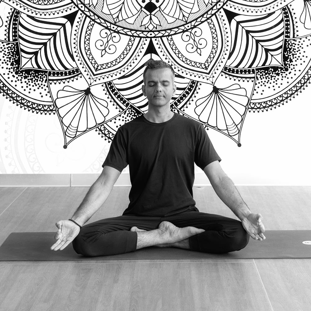 50 tunnin meditaatio- ja pranayama-mestarikurssi (tietoinen hengitys) (YACEP) hybridi