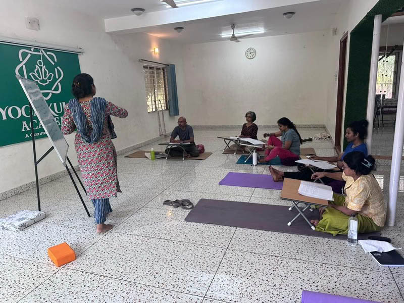 200 tunnin arkipäivien joogaopettajakoulutuskurssi Bengalurussa