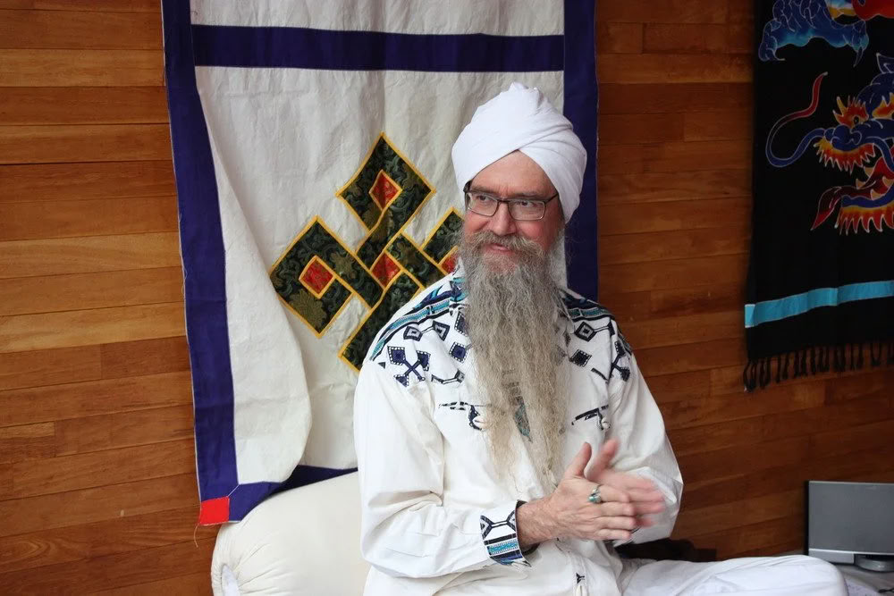 Hiljainen piste: talvipäivänseisauksen retriitti Siri Satin ja Guru Dharamin kanssa