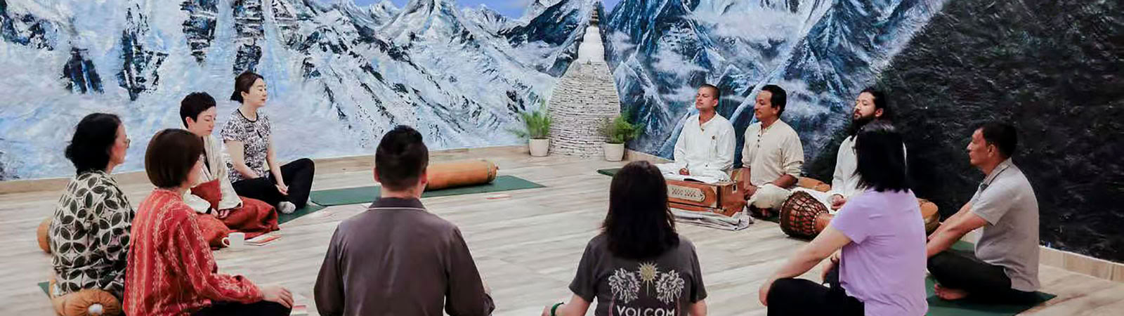 100 tunnin bhakti-joogan työpaja