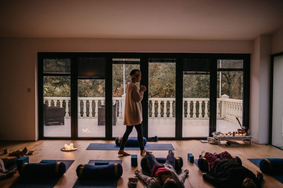 Jooga- ja meditaatioperusretriitti: matka yamojen ja niyamojen läpi