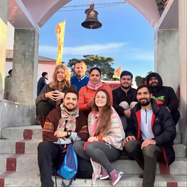 300 tunnin joogaopettajakoulutus Rishikeshissä