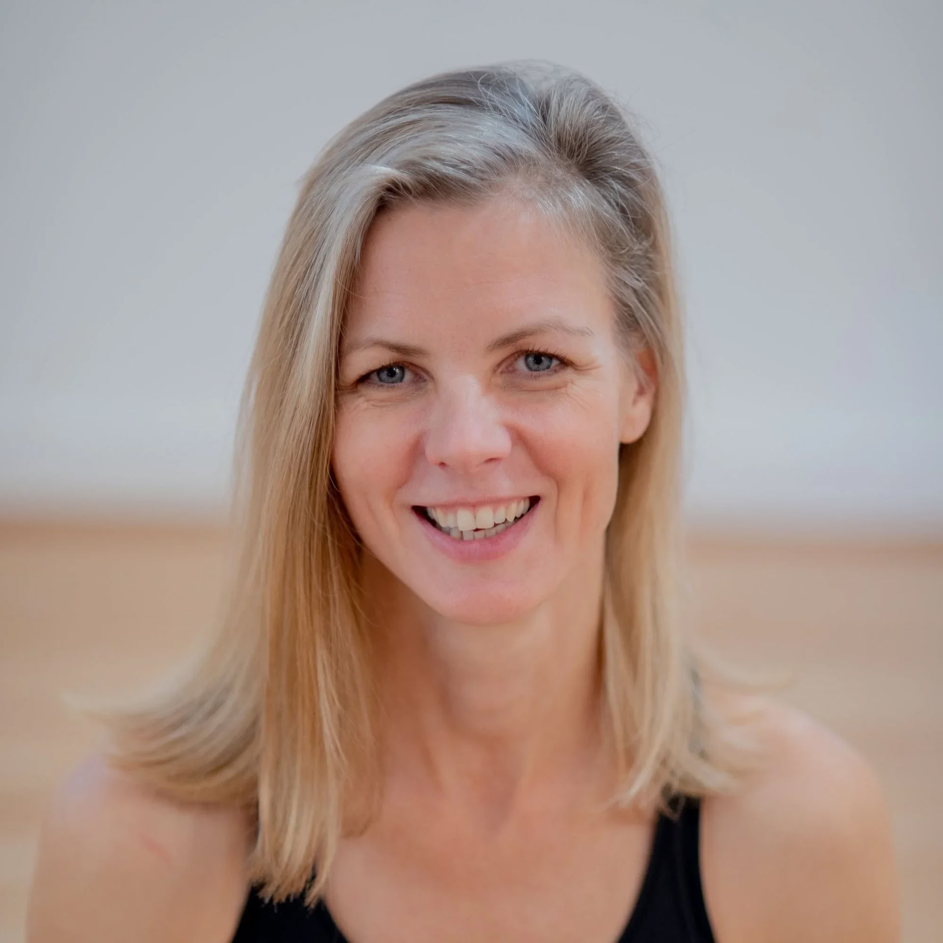 Täydenkuun irtipäästö ja uusi alku: iltajooga ja äänimatka — The Yoga Yurt