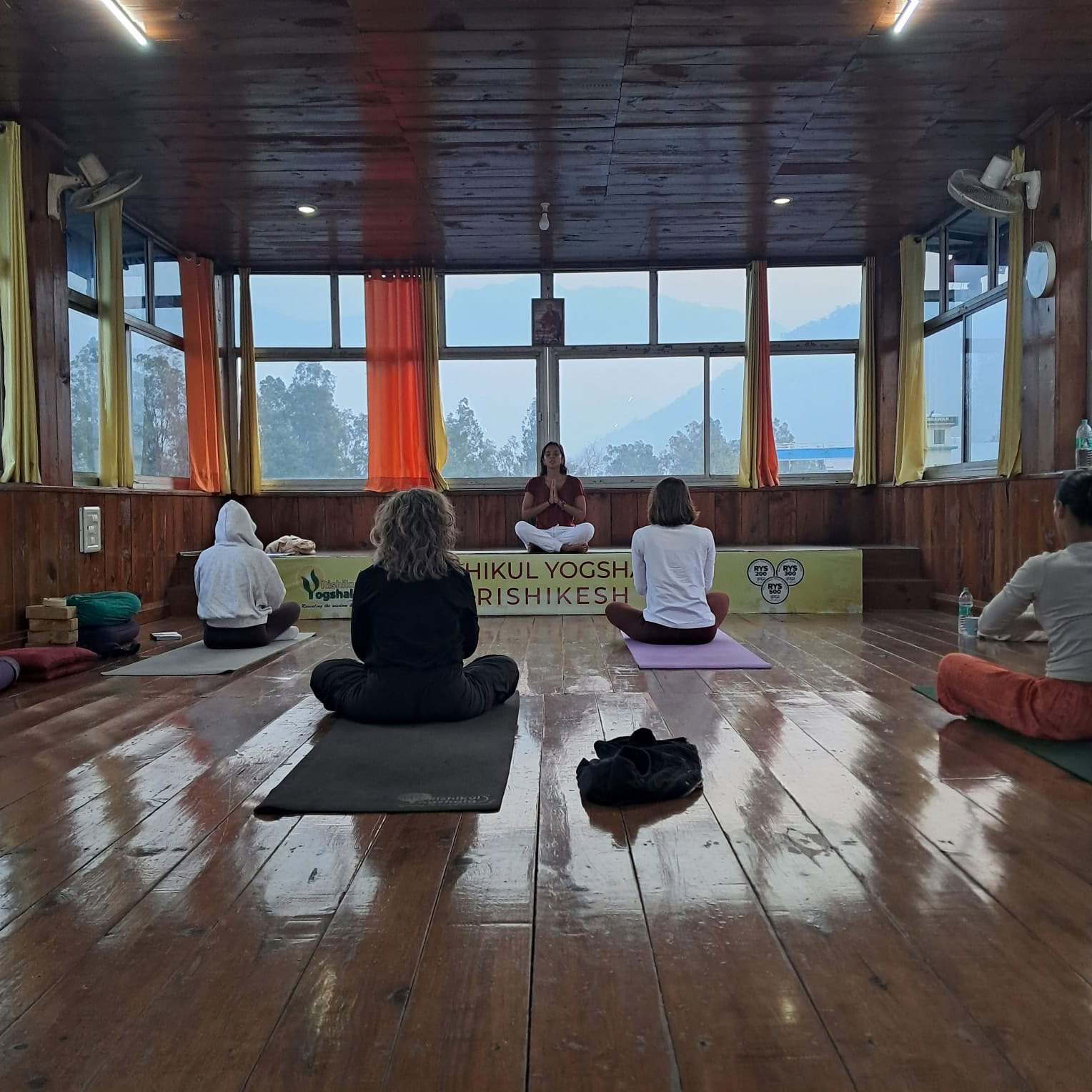 Rishikul Yogshala Rishikesh - Joogaopettajakoulutus Rishikeshissä, Intiassa