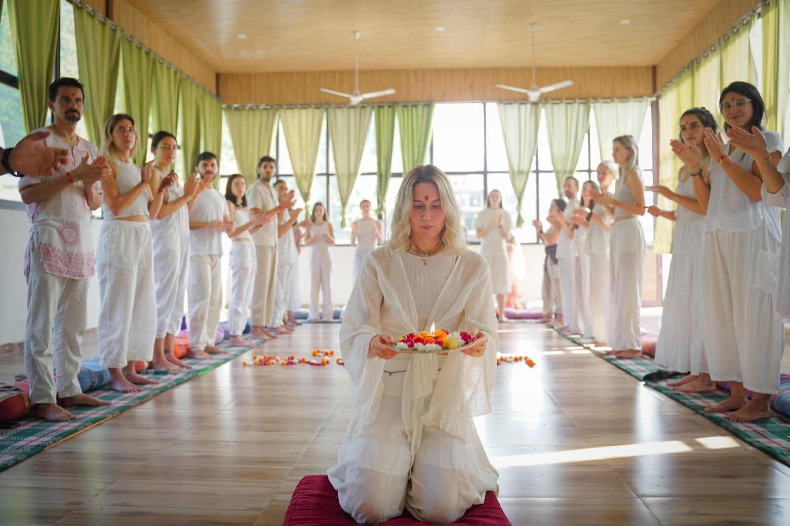 Auringon joogaopettajakoulutus Rishikeshissä - Sun YTTC Rishikesh