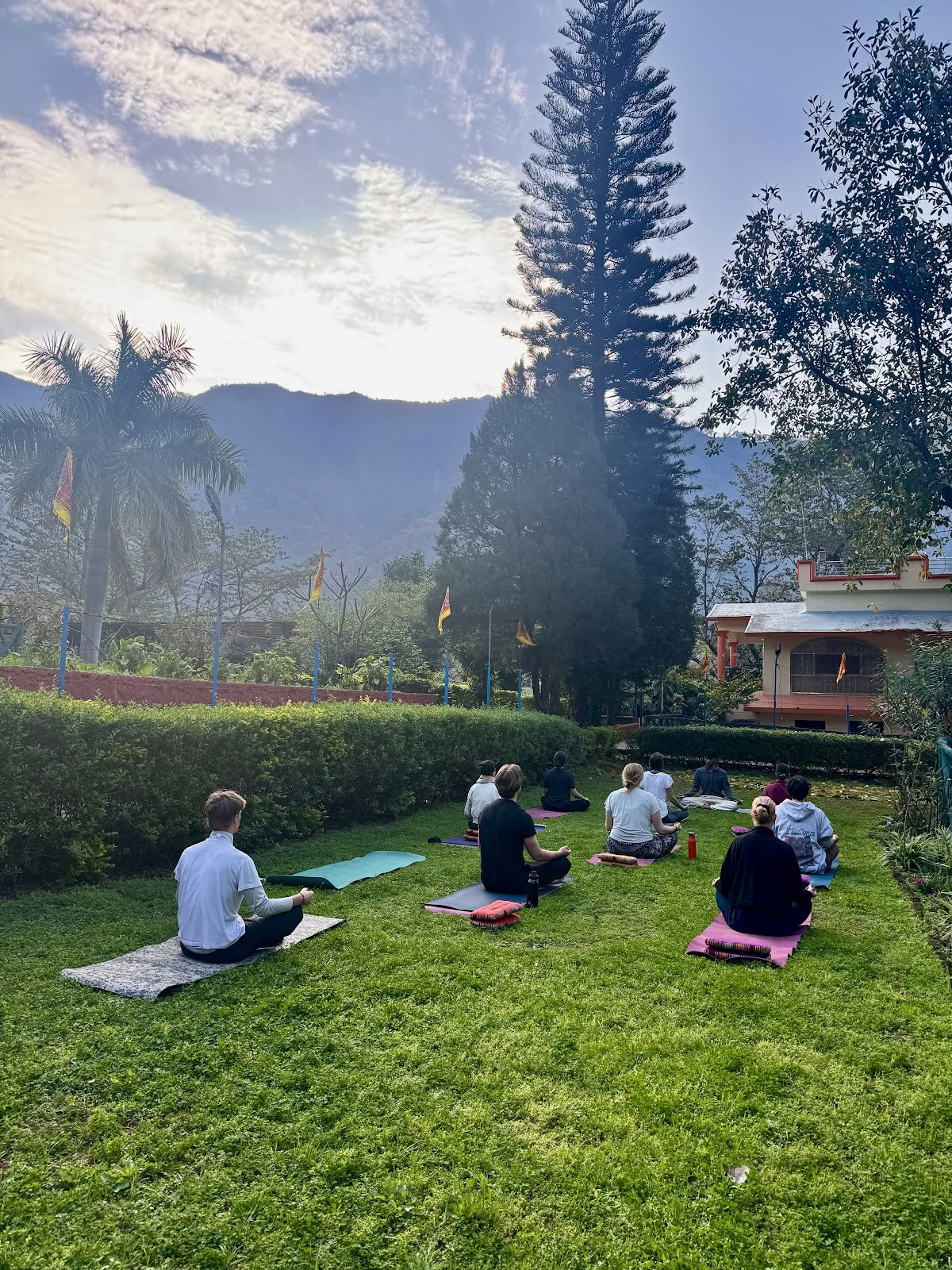 Abhyasa Yogmath | Perinteinen jooga- ja meditaatioashram Rishikeshissä, Intiassa