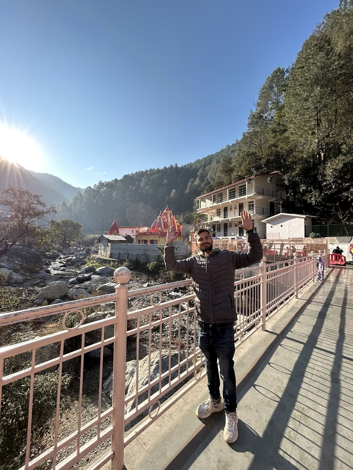 Rishiganga Yogshala - Joogaopettajakoulu ja joogaretriitit Rishikeshissä
