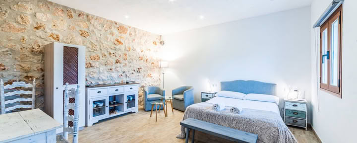 Rustiikkinen studio omalla terassilla